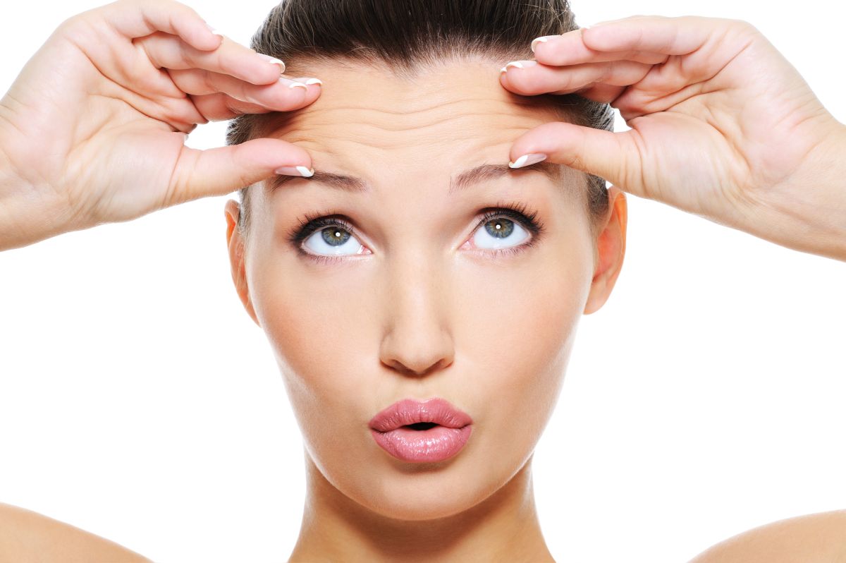 Las arrugas en la frente pueden ser difíciles de borrar. Por eso es mejor prevenirlas.