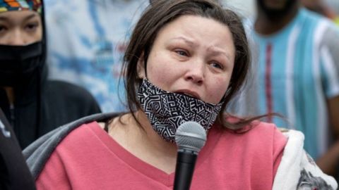La madre de Wright habló durante una vigilia.