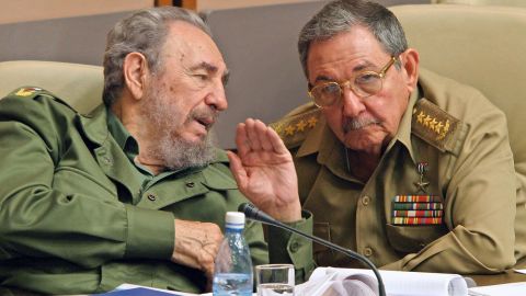 Fidel y Raúl Castro durante una sesión de la Asamblea Nacional en 2003.