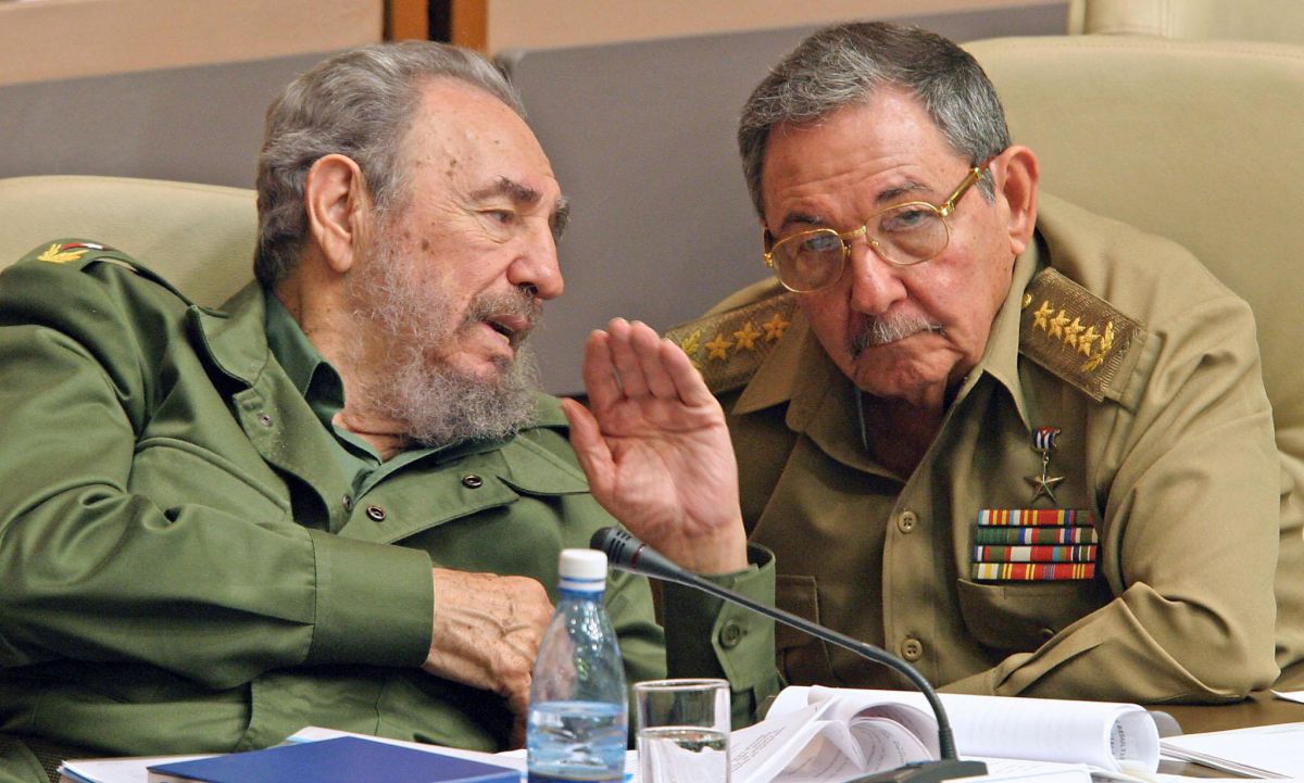 Fidel y Raúl Castro durante una sesión de la Asamblea Nacional en 2003.