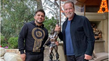 Henry Cejudo disfrutó como niño la visita a la casa de Arnold Schwarzenegger.