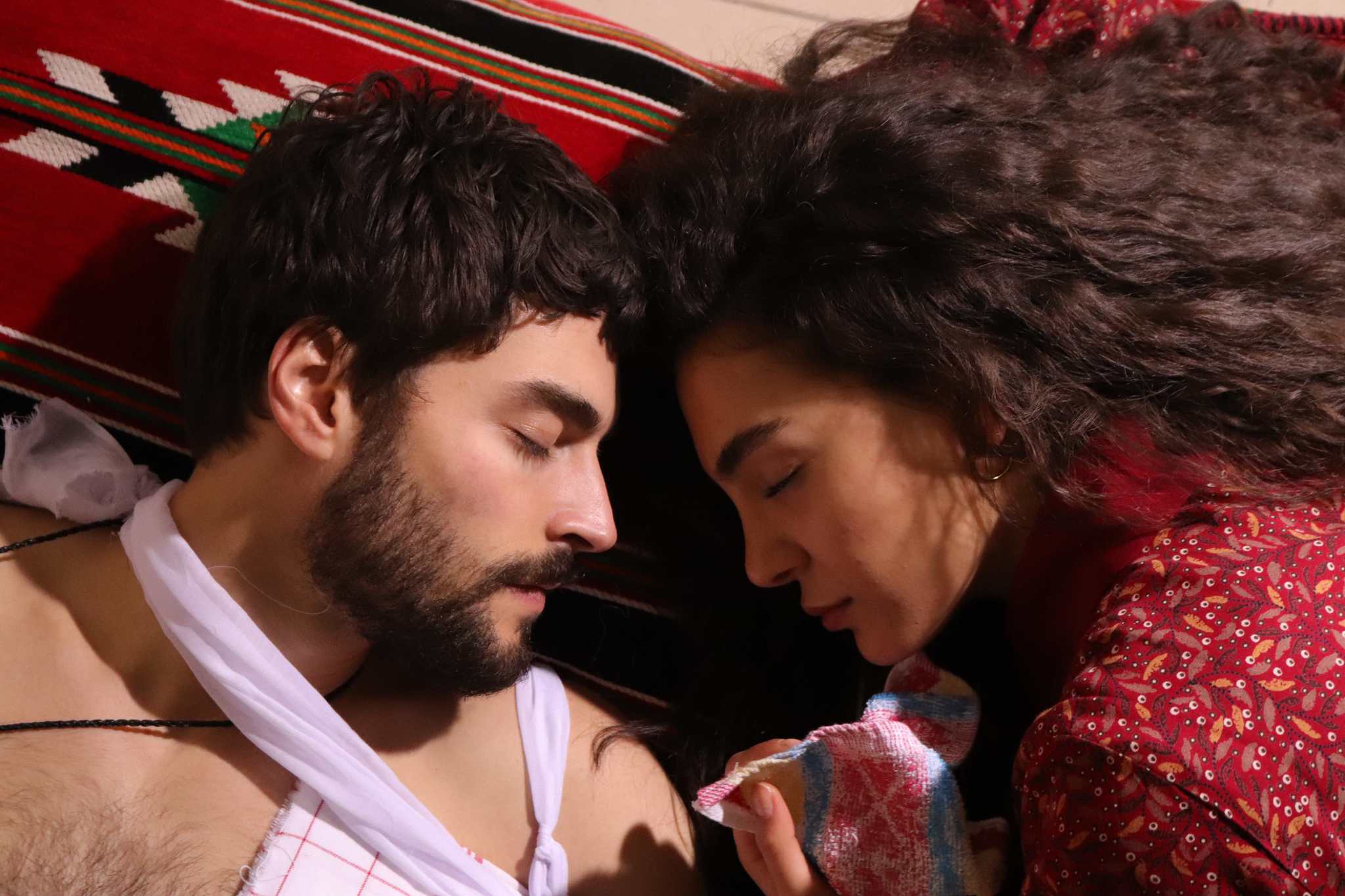 Ebru Şahin y Akin Akinözü protagonizan 'Hercai', la nueva serie turca de Telemundo