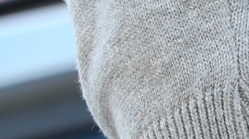 Manos de hombre con esposas