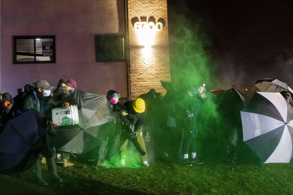 La policía de Minneapolis usó gases lacrimógenos y bolas de pimienta contra manifestantes, el 13 de abril.