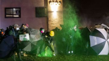 La policía de Minneapolis usó gases lacrimógenos y bolas de pimienta contra manifestantes, el 13 de abril.
