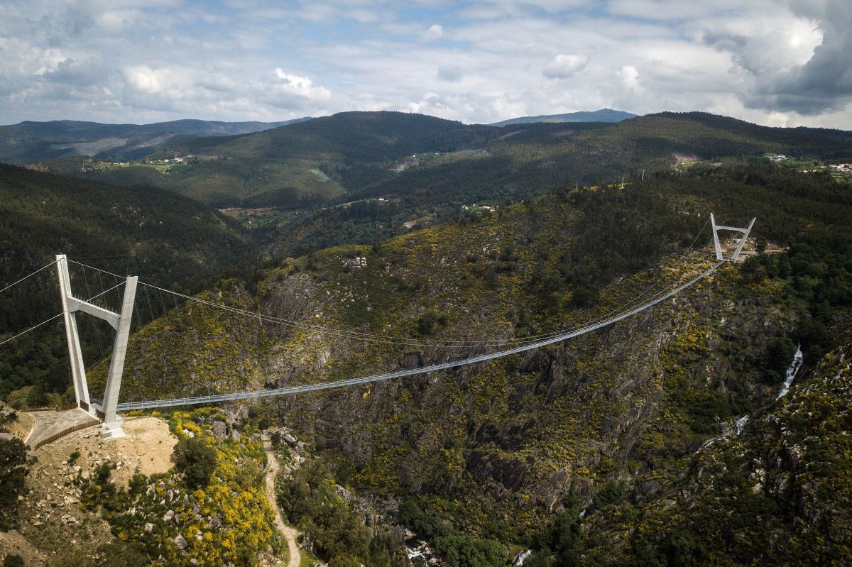 El puente colgante peatonal más largo del mundo abrió en Portugal - La Opinión