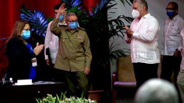 El general del Ejército Raúl Castro Ruz (c), anunció que deja de estar al frente del PCC.
