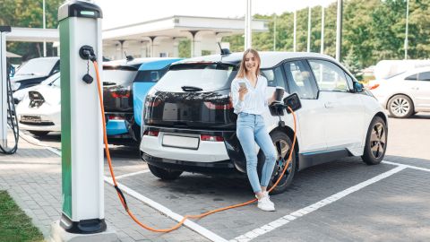 Los vehículos eléctricos ayudan a mejorar la calidad del aire y por ende, nuestra salud. /fotos: shutterstock.