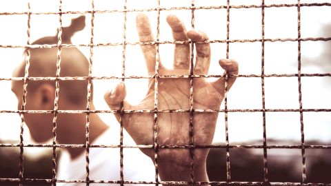 El objetivo del programa es evitar la reincidencia y que la persona se reincorpore a la sociedad. / foto: shutterstock.