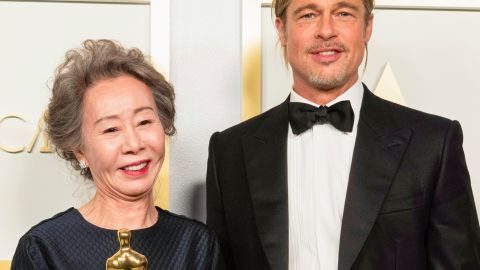 Yuh-Jung Youn y Brad Pitt