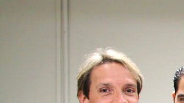 Entre música y anécdotas, los Menudo despiden a Ray Reyes.