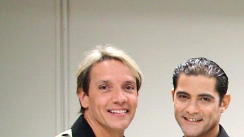 Entre música y anécdotas, los Menudo despiden a Ray Reyes.