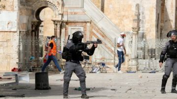 Fuertes enfrentamientos tuvieron lugar fuera de la mezquita Al Aqsa en la Ciudad Vieja de Jerusalén.