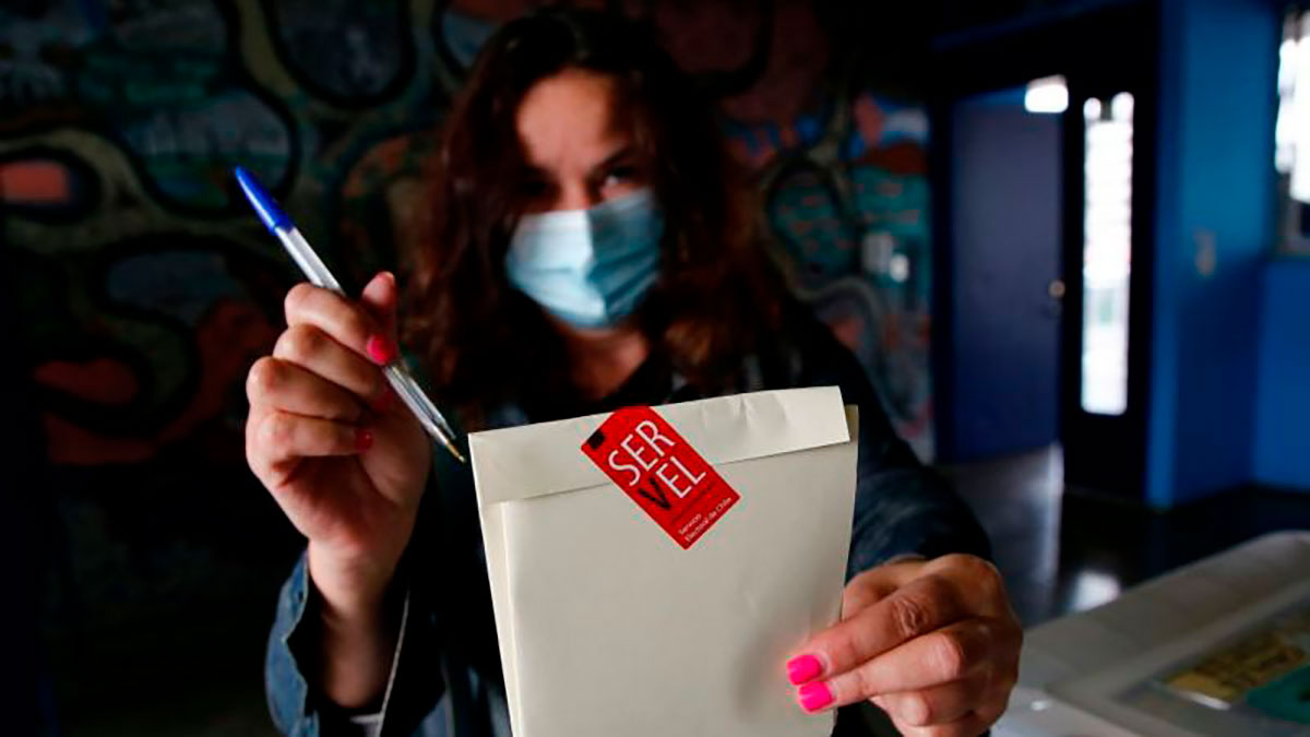 Candidatos independientes y de la oposición dominan la asamblea que redactará la nueva Constitución en Chile tras elecciones