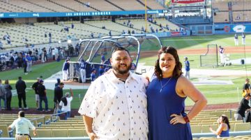 Evelyn Zamora-Gaona junto a su esposo Adrián Gaona en el estadio de los Dodgers pre-pandemia. (Suministrada)