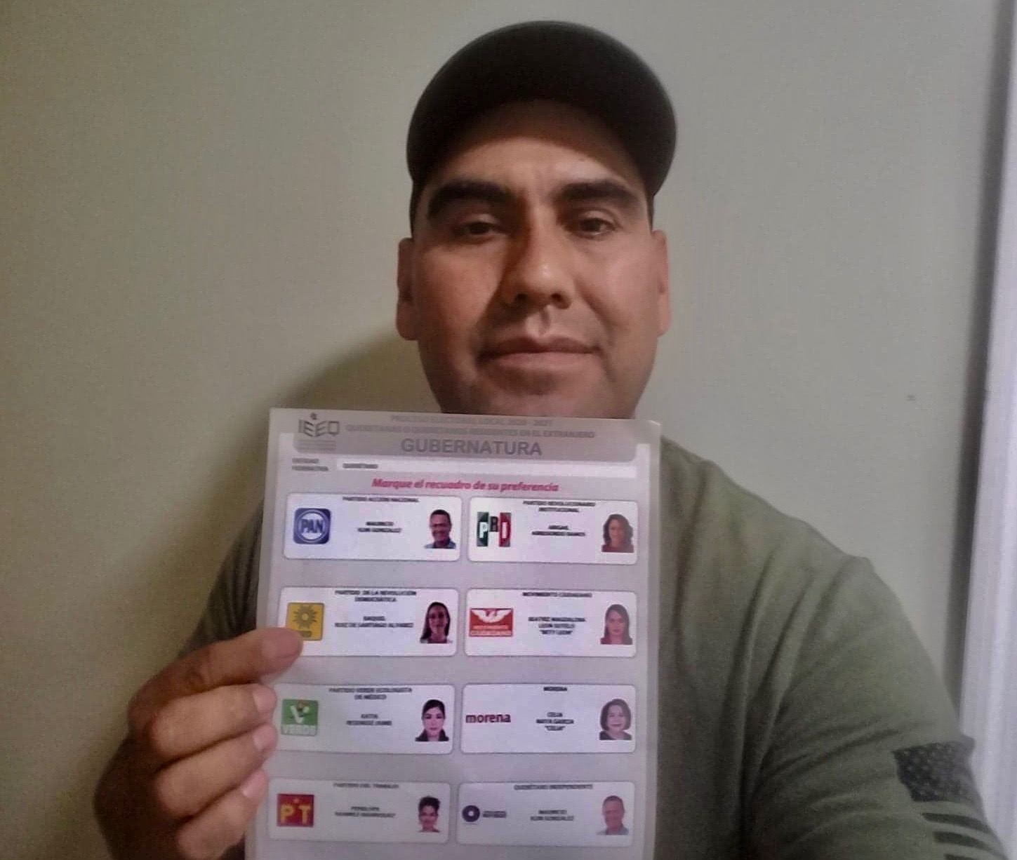Serafín Vázquez muestra la boleta en la cual emitirá su voto para elegir gobernador en su estado natal