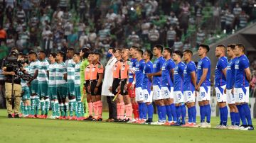 Los fanáticos en el estadio repudiaron los errores de Pablo Montero.
