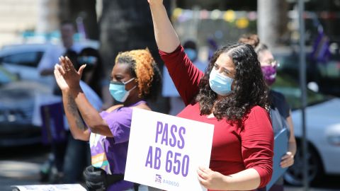 Exigen un bono para los trabajadores de salud que laboraron durante la pandemia. (Cortesía SEIU-UHW)