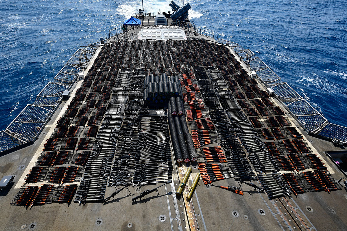 Portamisiles USS Monterrey intercepta embarcación con armamento ruso y chino.