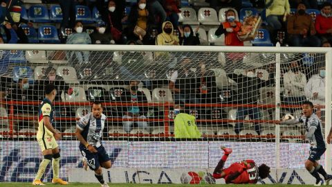 El jugador Felipe Pardo del Pachuca celebra hoy tras anotar contra América.