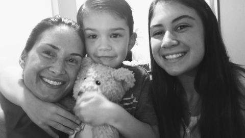Aiden Laos junto a su madre y hermana. (GoFundMe)