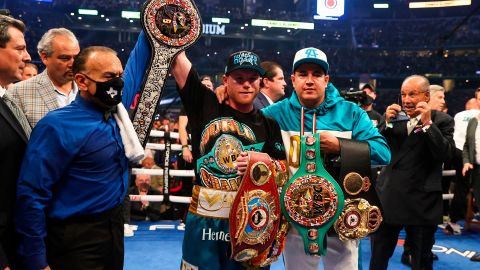 Reynoso junto a Canelo luego de ganar el combate ante Saunders.