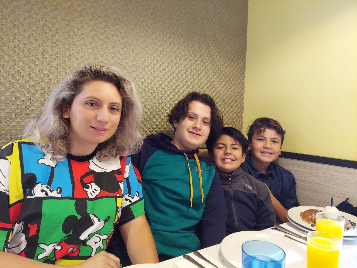 Yeni de Los Ángeles Acosta junto a sus tres hijos. (Suministrada)