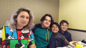 Yeni de Los Ángeles Acosta junto a sus tres hijos. (Suministrada)