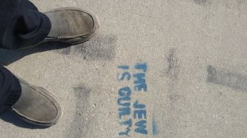 'Los Judíos tienen la culpa', mensaje en el piso en una área de Santa Mónica.