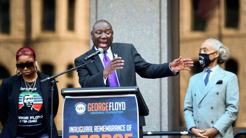 Ben Crump representó a la familia de George Floyd y consiguió una millonaria compensación.