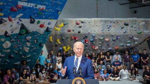 Joe Biden habla sobre el progreso en la lucha contra Covid-19, en Alexandria, Virginia.