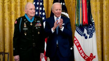 El presidente Joe Biden aplaude después de entregar la Medalla de Honor al Coronel del Ejército Ralph Puckett.