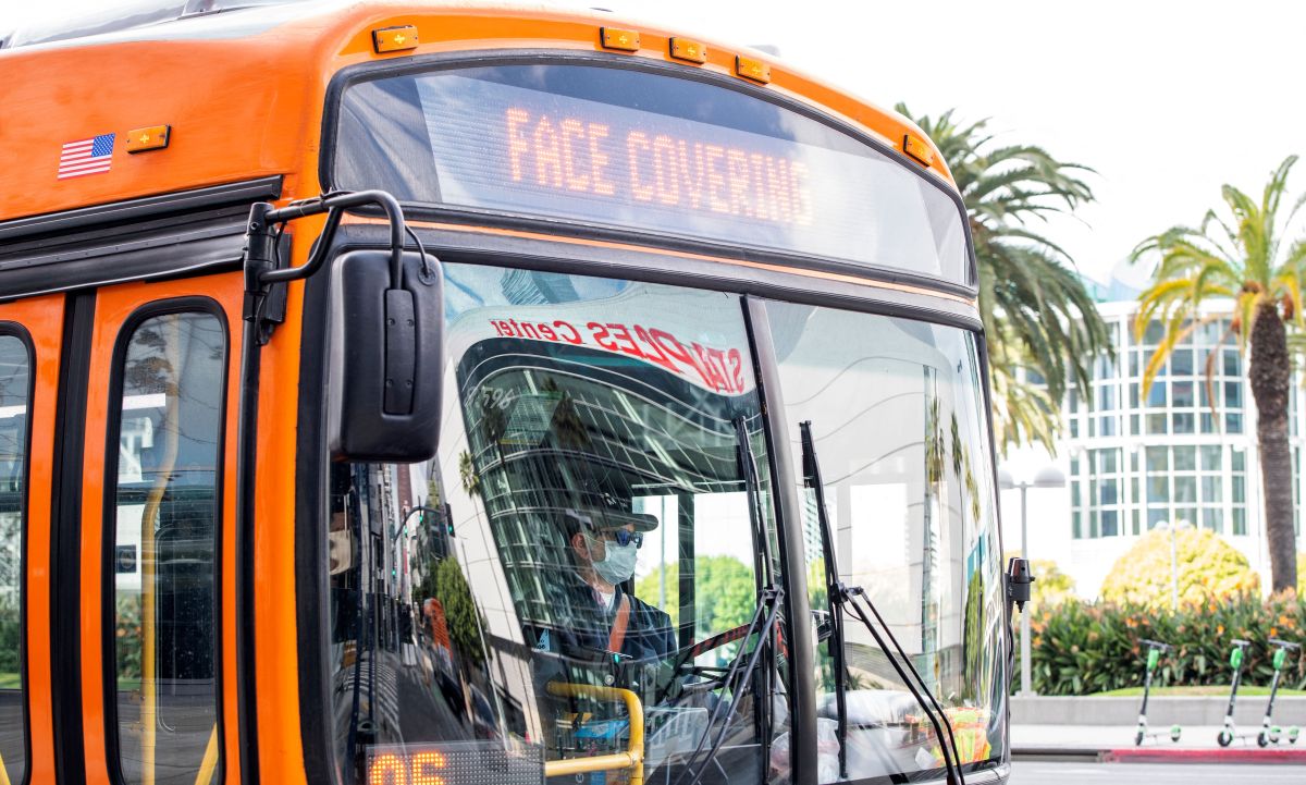 Metro de Los Ángeles busca contratar a 800 nuevos conductores de autobús -  La Opinión