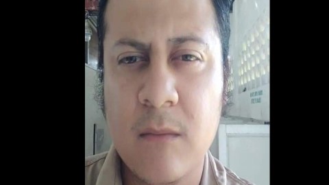Cae sujeto por golpear y lanzar aceite hirviendo en espalda de su esposa