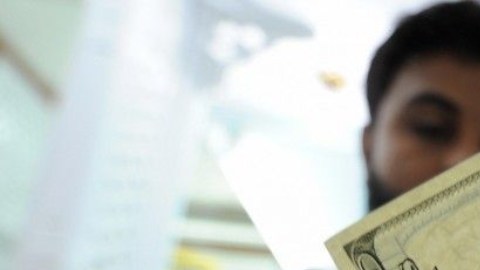 Familias pierden parte de sus ingresos al cambiar su cheque en tiendas o pequeños negocios.