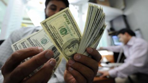 Familias pierden parte de sus ingresos al cambiar su cheque en tiendas o pequeños negocios.