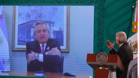 AMLO y Alberto Fernández celebran liberación de los primeros lotes de la vacuna AstraZeneca envasadas en México