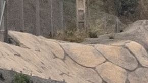 Migrantes marroquíes intentan cruzar la frontera de Marruecos al enclave español de Ceuta.