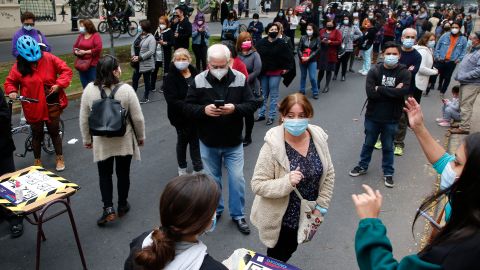 Chilenos esperan en fila para votar en las elecciones el 15 de mayo, en Santiago de Chile.