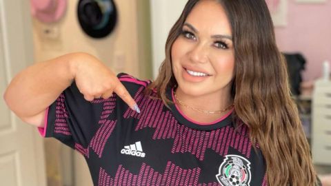 Chiquis Rivera se pone la camiseta para apoyar a la Selección Mexicana de Futbol.