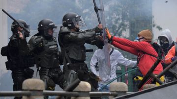 Manifestantes chocan con la policía durante las protestas en Colombia.