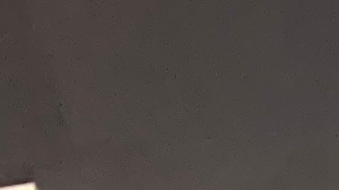 Yesenia Álvarez con su hijo Eliot está lista para recibir su segunda dosis de COVID-19. (Araceli Martínez/La Opinión)