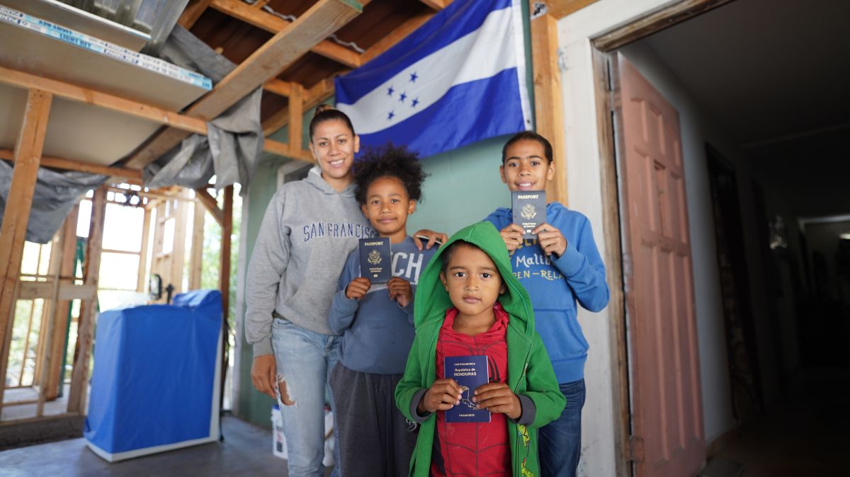 Gladys Alvarenga y sus tres hijos con sus pasaportes. 