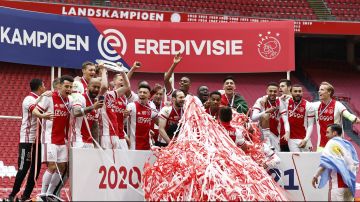 Edson Alvarez alzo el titulo de la Eredivisie