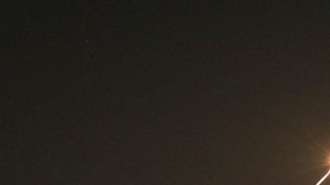 Los misiles israelíes (i), en rumbo de intercepción de los cohetes de Hamás (d).