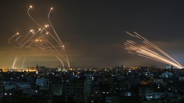 Los misiles israelíes (i), en rumbo de intercepción de los cohetes de Hamás (d).