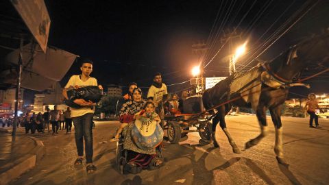 Familias palestinas huyen de los bombardeos de sus hogares en la ciudad de Gaza.