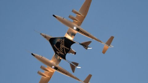 Virgin Galactic completa el primer vuelo espacial tripulado-GettyImages-1072502822.jpg