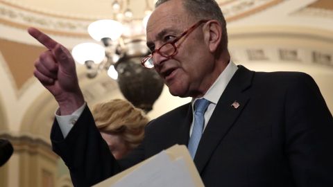 Chuck Schumer analiza incluir la reforma migratoria en regla de Reconciliación.