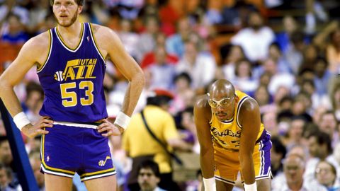 Mark Eaton y Kareem Abdul-Jabbar en un partido de 1988 en el Forum de Inglewood.